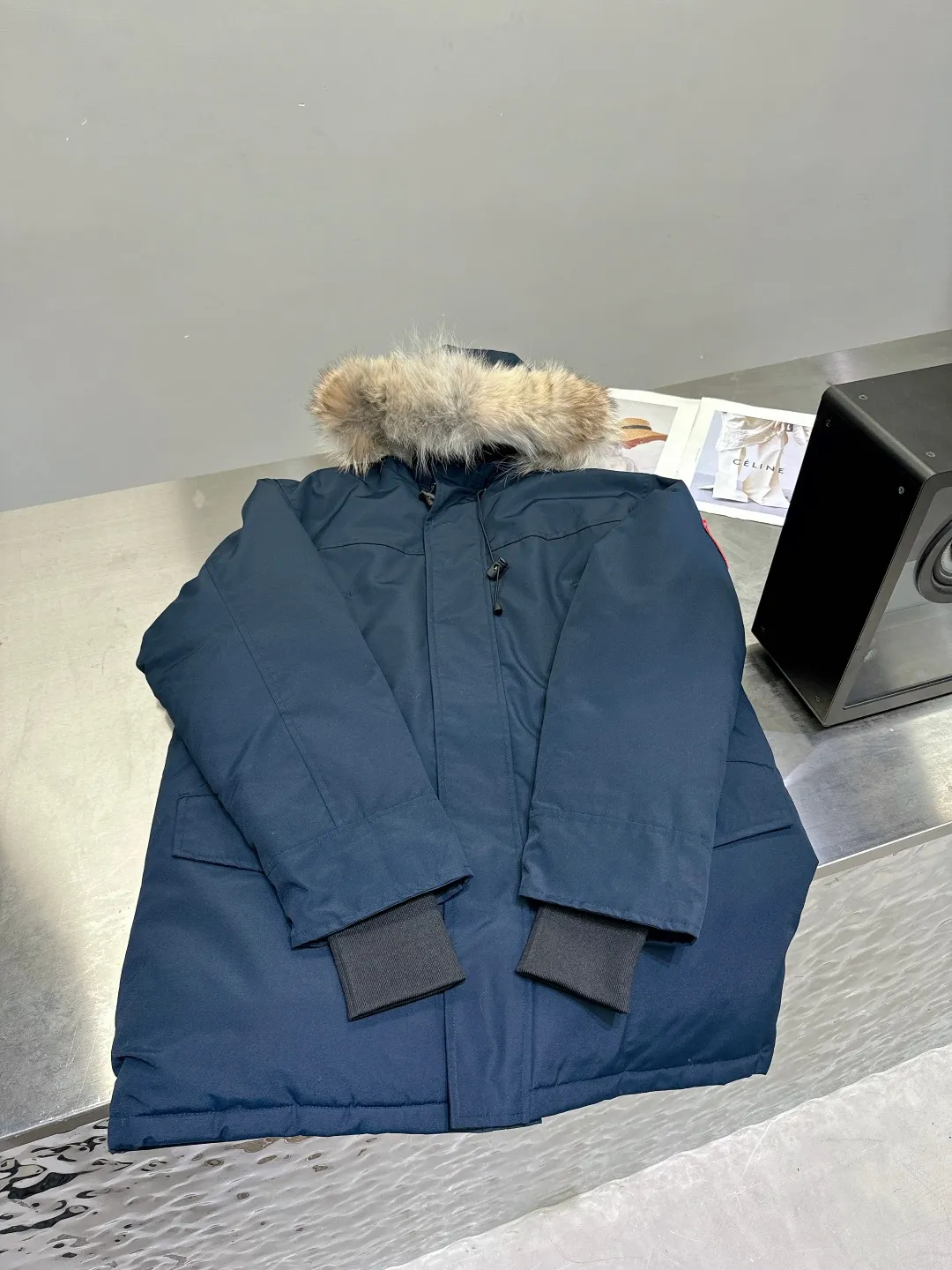 P840 Canada Goose 13 down jackets, timeless classics, same style for men and women, mid-length windbreaker jacket. Canada Goose technology waterproof fabric is wind and cold resistant and extremely warm! Plush heat storage keeps you warm and warms you up quickly! Extra large fur collar design, fine fur, smooth to the touch, comfortable and skin-friendly! Double windproof cuffs to prevent cold wind from entering! The pockets have a flap zipper design and the upper pocket is a diagonal pocket, which is convenient and practical! Canada Goose’s popularity in the past two years has greatly surpassed that of the king of down jackets, the Meng Mouth, and it is the hottest item in autumn and winter on INS! Same style for men and women, Canada Goose’s classic style! Color: Black, Off-white, Gray, Navy Size: XS S M L XL XXL